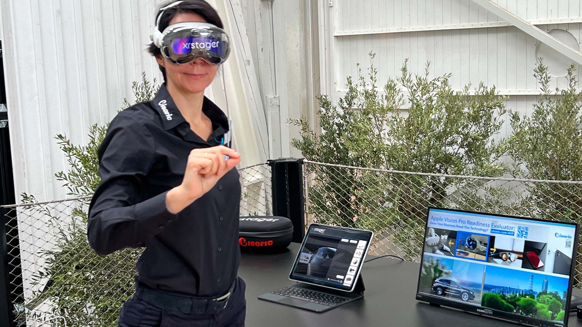 Nahaufnahme der Apple Vision Pro mit Montageanleitung im Sichtfeld