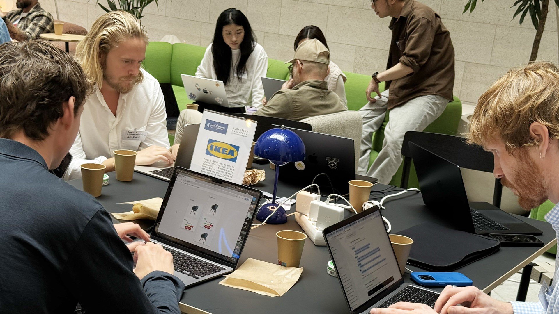 Hackathon-Team arbeitet an der IKEA Challenge zum Thema nachhaltiges Konsumverhalten.