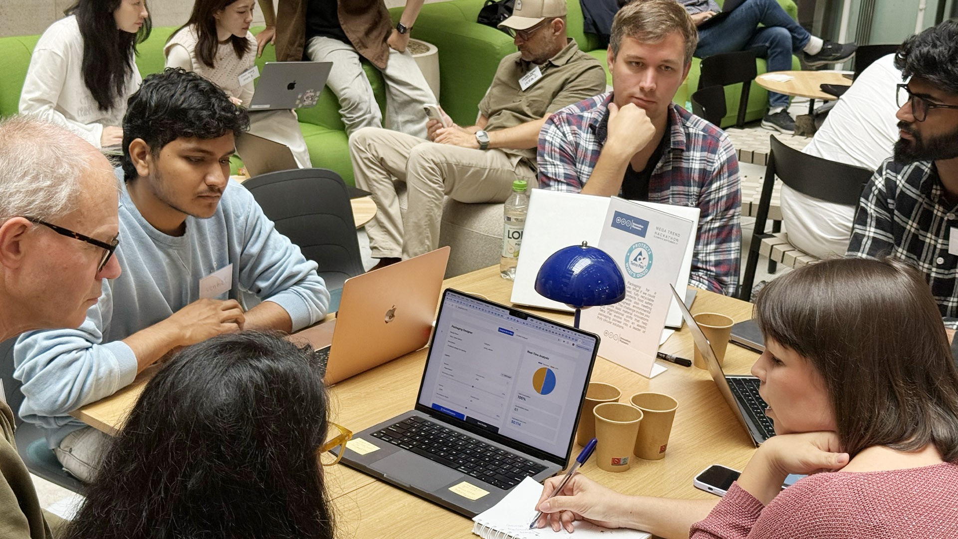 Teams arbeiten an KI-Prototypen während des AI Global Mega Trends Hackathons in Stockholm