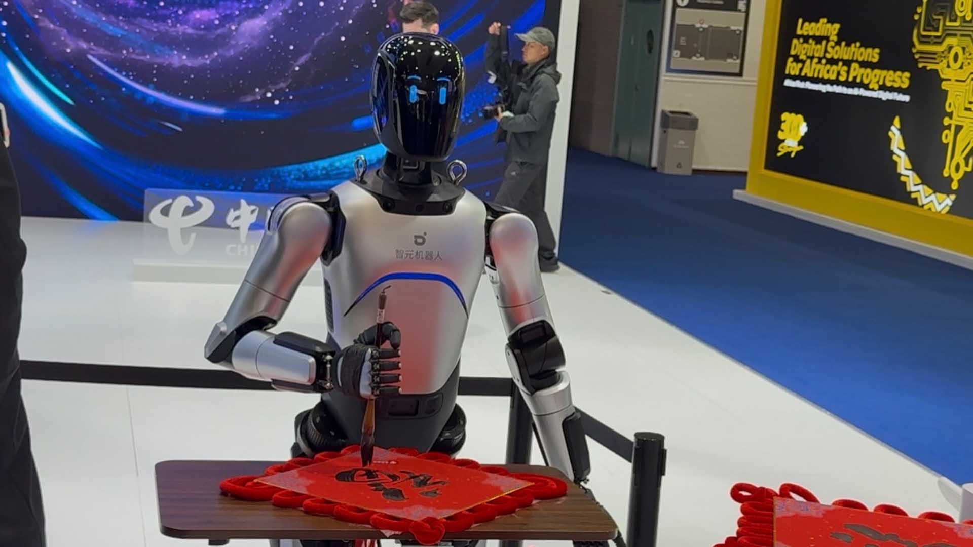 Humanoider Roboter demonstriert Embodied AI auf dem Mobile World Congress 2026