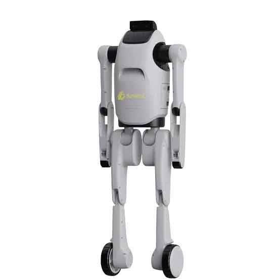 PrimeBOT T1 Roboter im Übergang zwischen zweibeinigem und vierbeinigem Modus, links eine Wohnraumszene, rechts eine Außenszene als Split-Darstellung