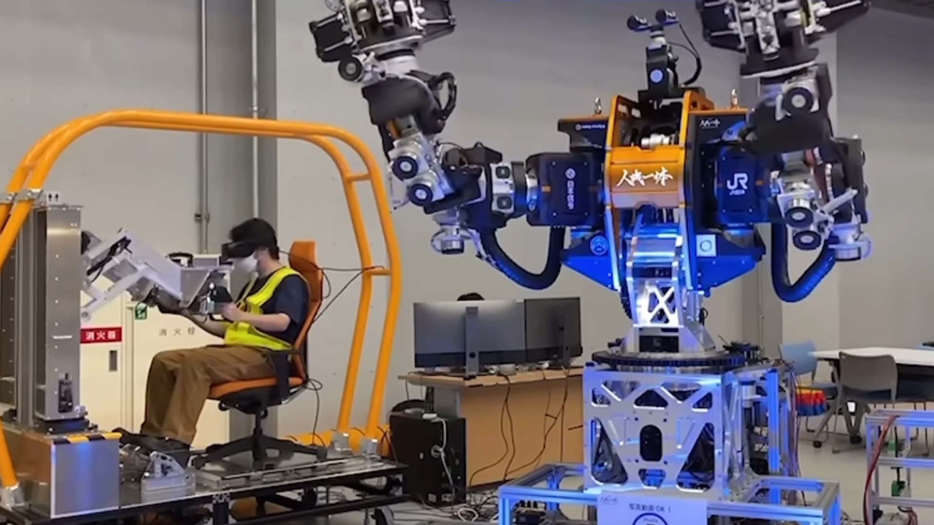 Operator mit XR-Headset, der einen Telepräsenz-Roboter steuert
