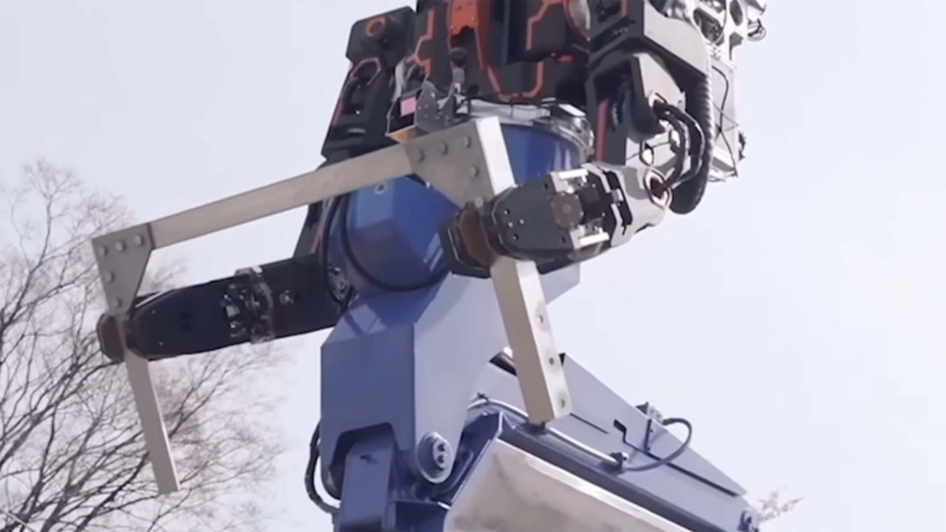 Roboter arbeitet autonom an Oberleitung