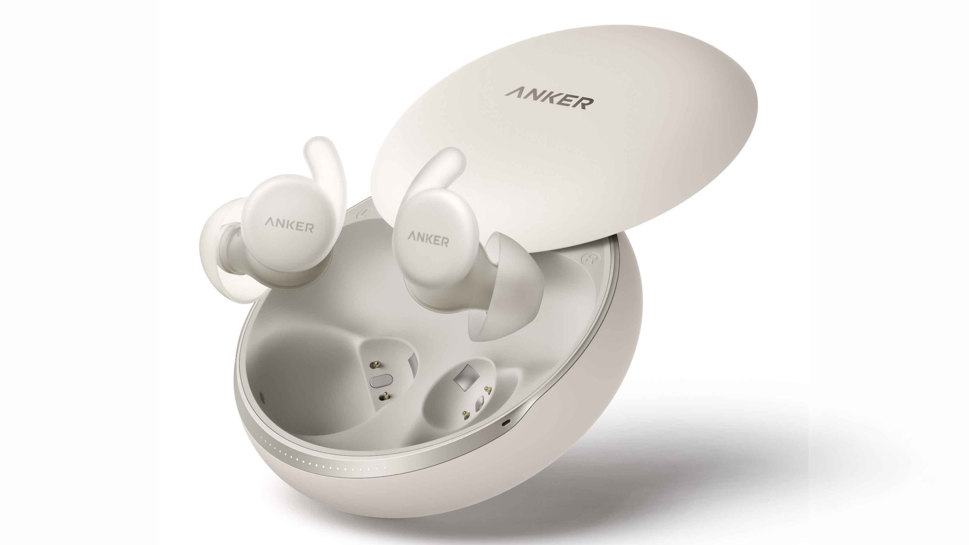 Anker soundcore Sleep Earbuds 4 in Nahaufnahme neben dem Smart-Sensing-Ladecase, kompaktes Design für Seitenschläfer